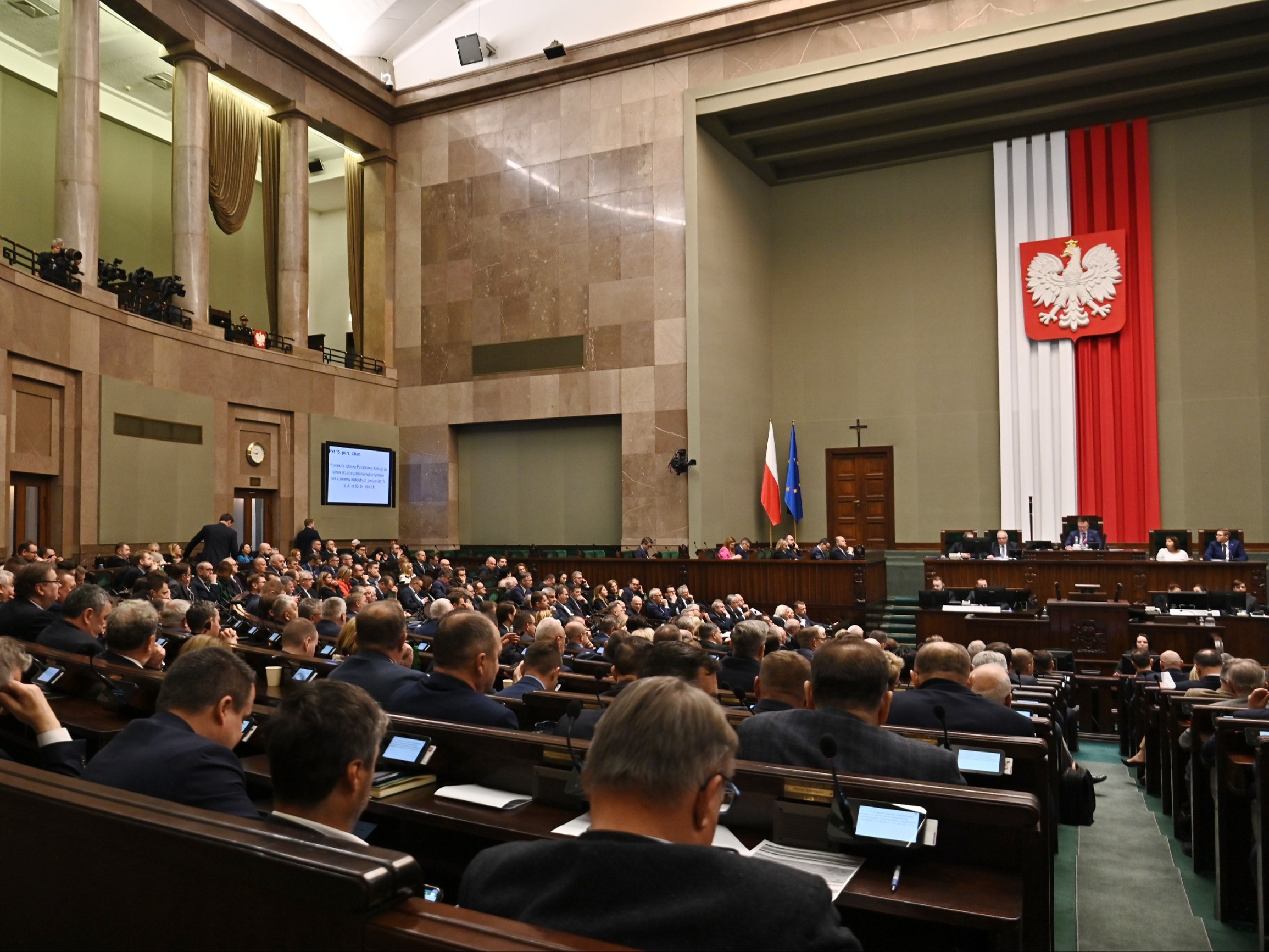 Posłowie na sali plenarnej