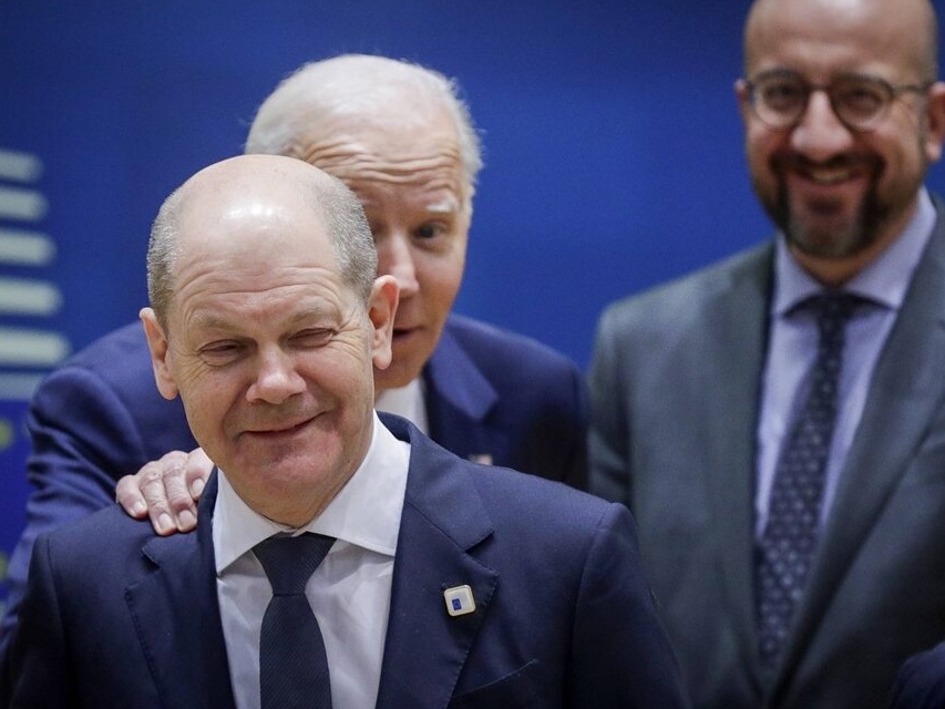 Prezydent USA Joe Biden, kanclerz Niemiec Olaf Scholz i przewodniczący Rady Europejskiej Charles Michel