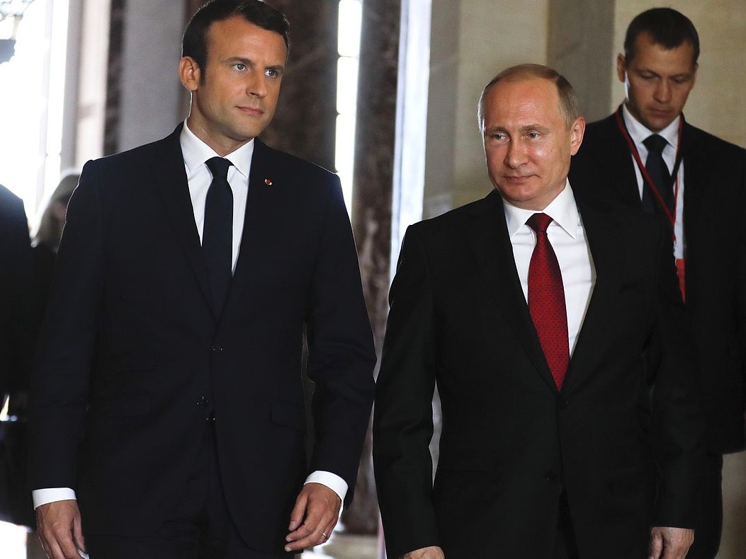 Prezydent Francji Emmanuel Macron i prezydent Rosji Władimir Putin