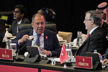 Rozmowa szefa MSZ Rosji Siergieja Ławrowa i szefa dyplomacji Meksyku Marcelo Ebrarda na szczycie G20.