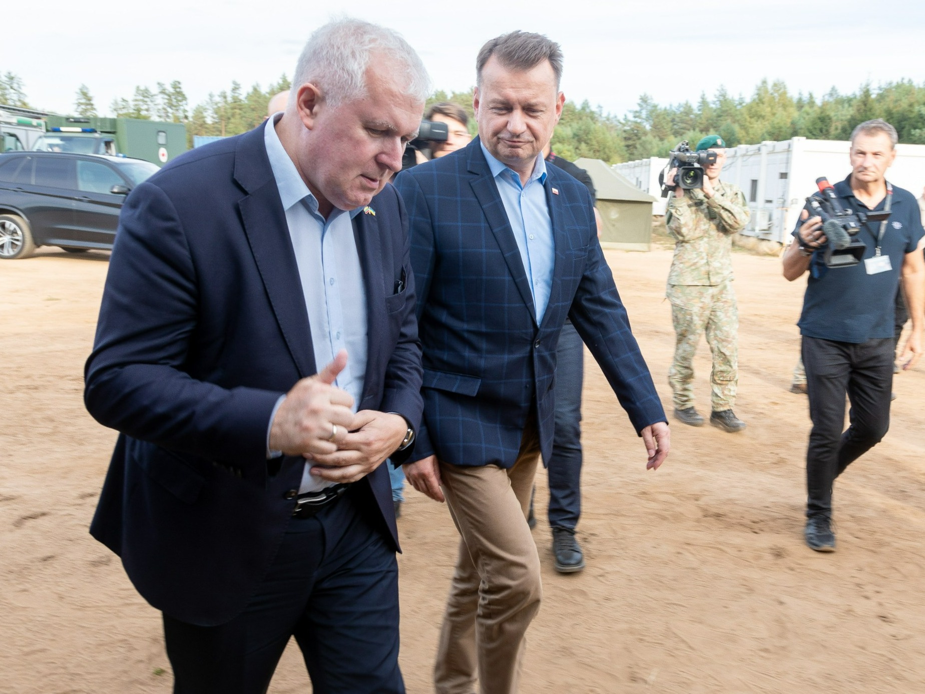 Minister obrony narodowej RP Mariusz Błaszczak (2L) i minister obrony narodowej Litwy Arvydas Anusauskas