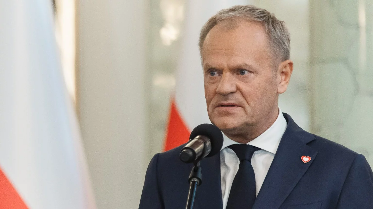 "Humbled before the full   world". The net  mercilessly mocks Tusk.