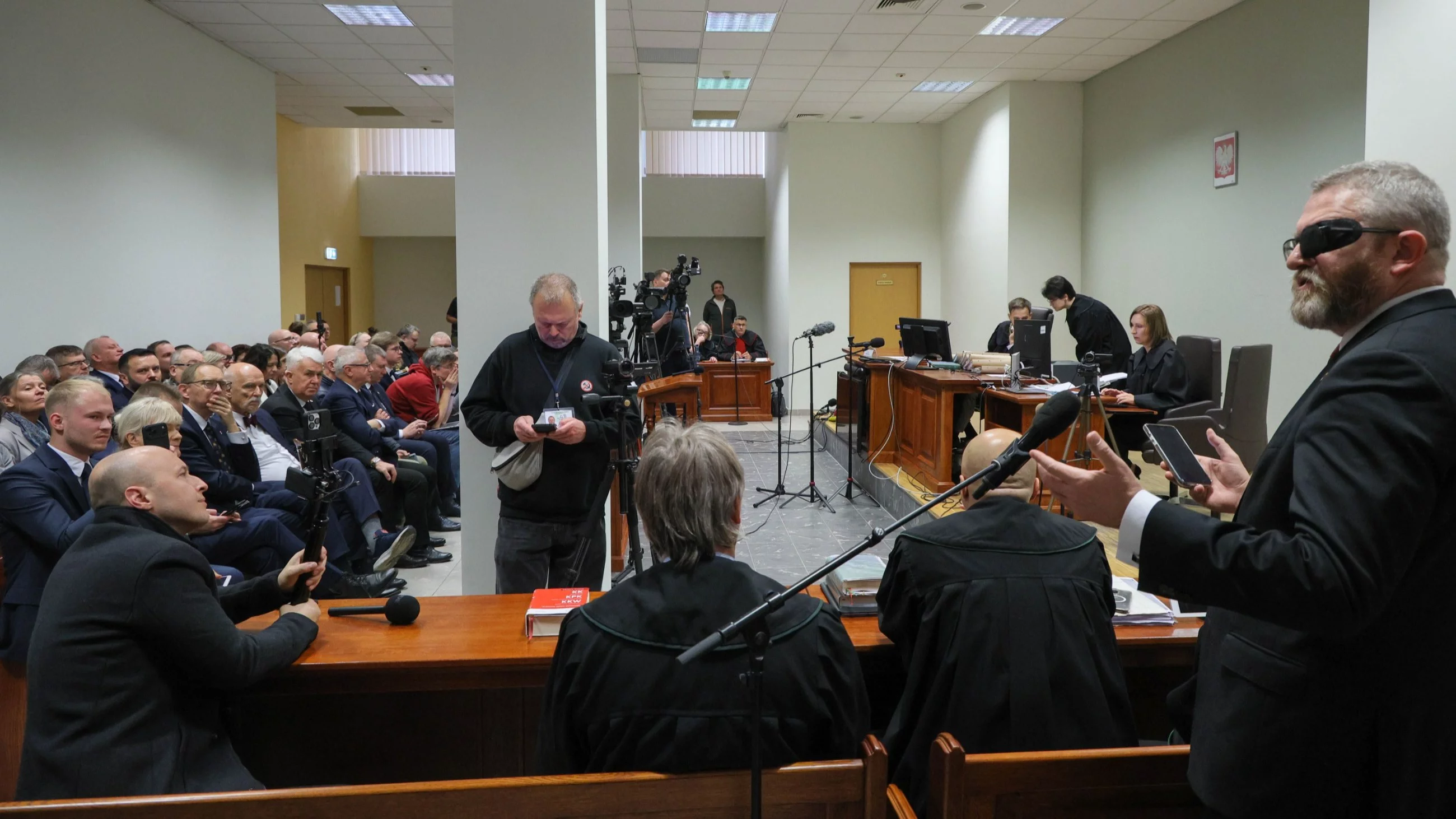 Europoseł Grzegorz Braun (P) na sali Sądu Rejonowego dla Warszawy-Pragi Południe