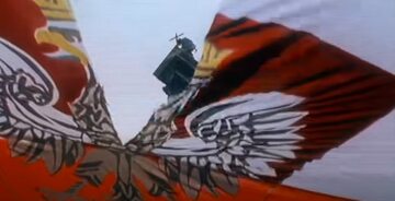 Rozrywana flaga Polski. Kadr z filmu "Dzień świra"
