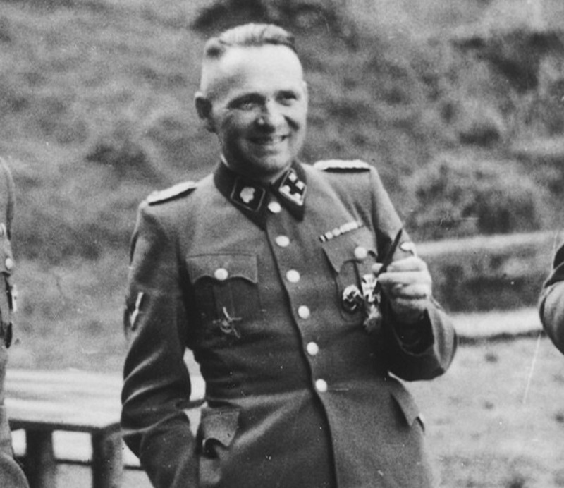 Rudolf Höß. Zbrodnie i życie w ogrodzie "sto metrów od krematorium"
