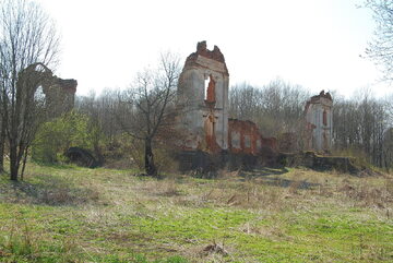 Ruiny dworu księdza Brzostowskiego w Pawłowie.