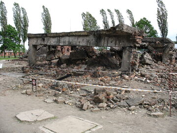 Ruiny wysadzonego w 1945 przez Niemców krematorium w Birkenau