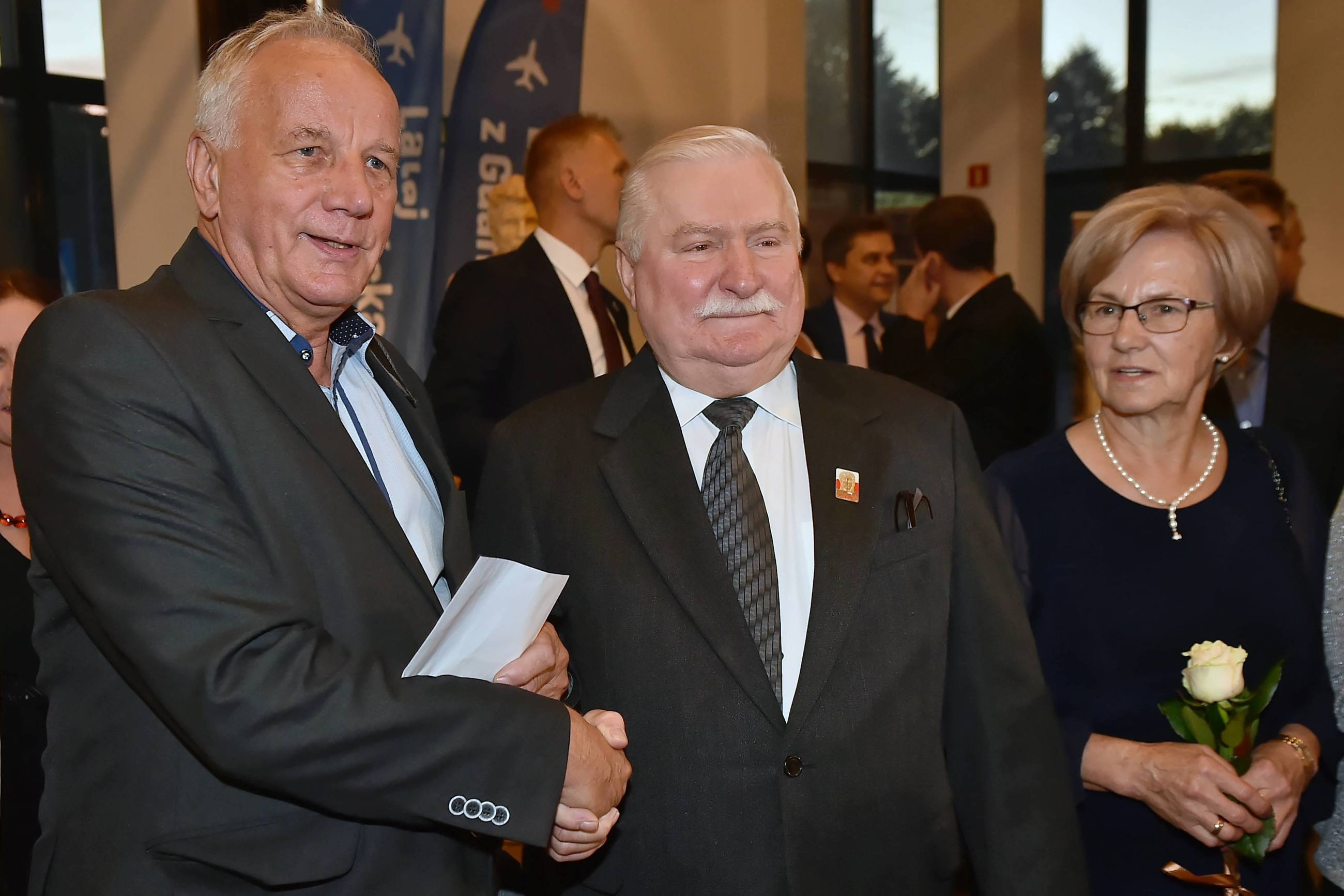 Lech Wałęsa (C) z żoną Danutą (P) oraz senator Jan Rulewski (L)