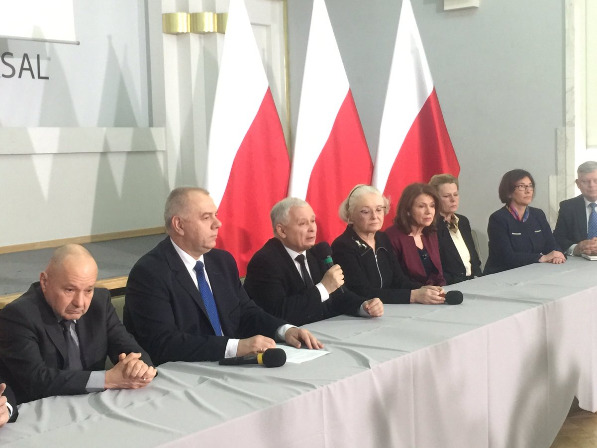 Dwa pomniki smoleńskie w Warszawie