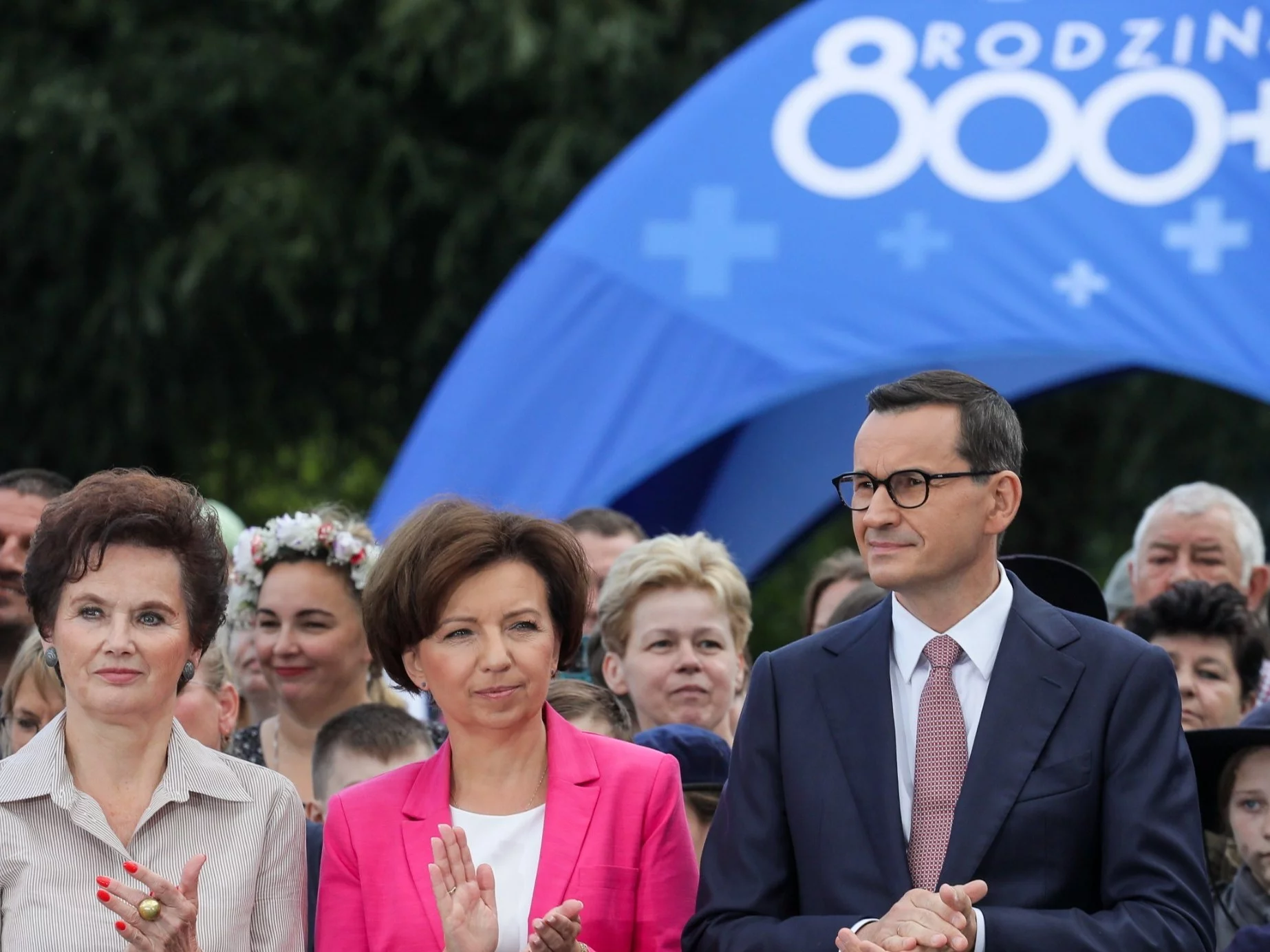 Premier Mateusz Morawiecki (C,P), minister rodziny i polityki społecznej Marlena Maląg (C) i burmistrz Tarczyna Barbara Galicz