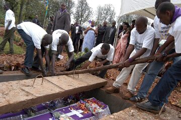 Rwanda. Pogrzeb ofiar ludobójstwa z 1994 r.