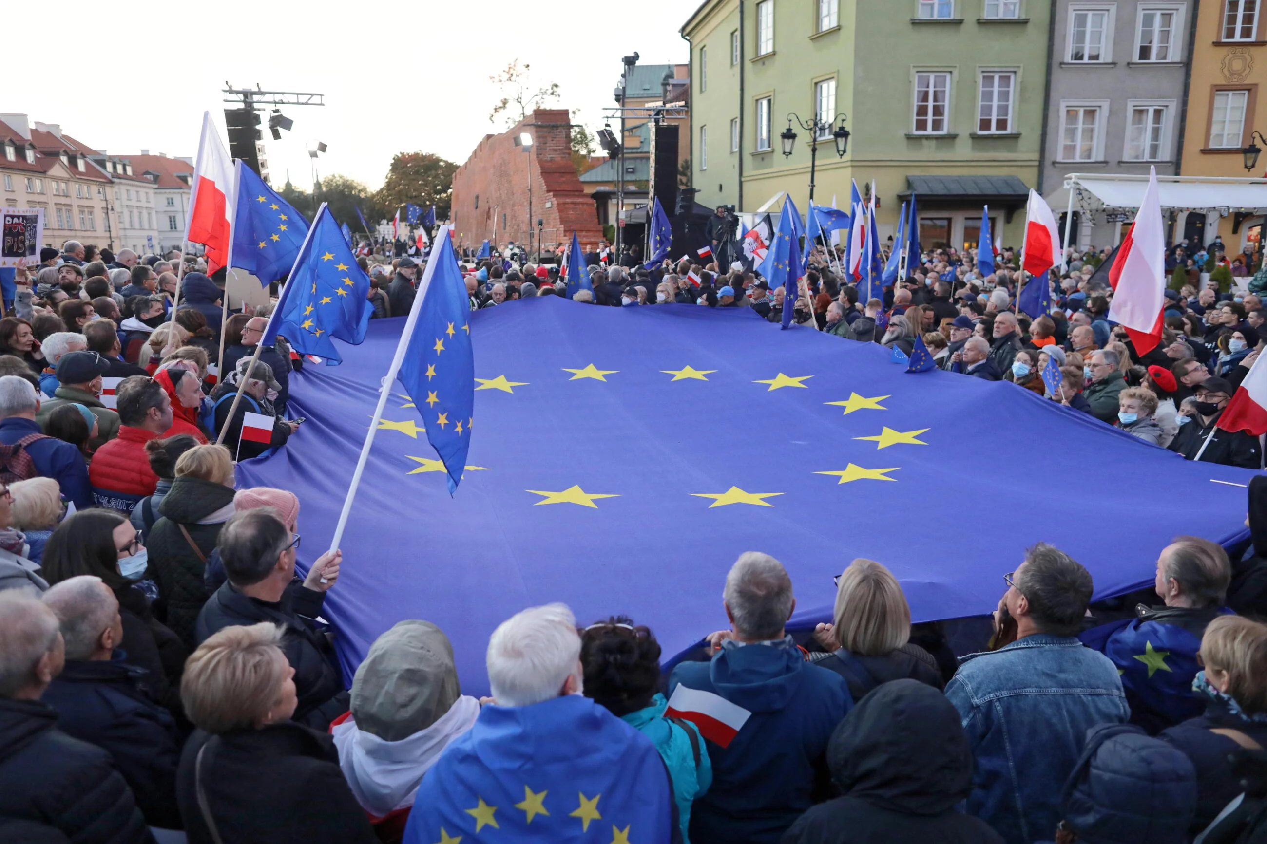 Manifestacja poparcia dla obecności Polski w Unii Europejskiej na pl. Zamkowym w Warszawie. 10.10.2021 r.