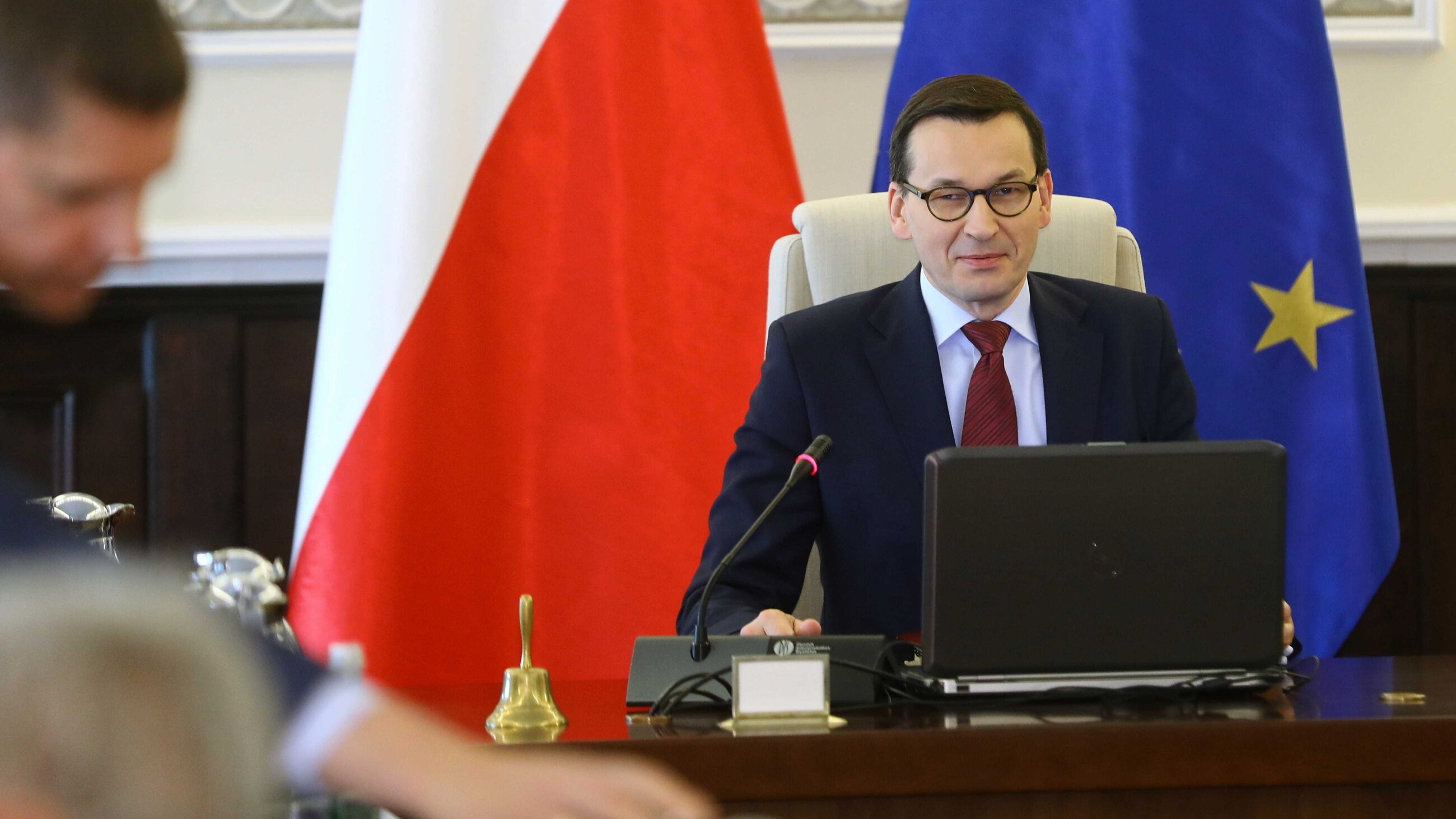 Premier Mateusz Morawiecki (P) podczas posiedzenia rządu