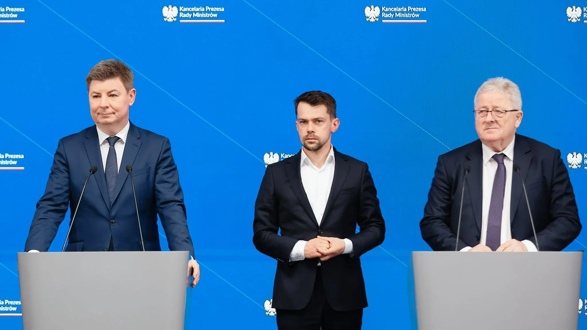 Jan Grabiec, Michał Kołodziejczak i Czesław Siekierski podczas briefingu w KPRM