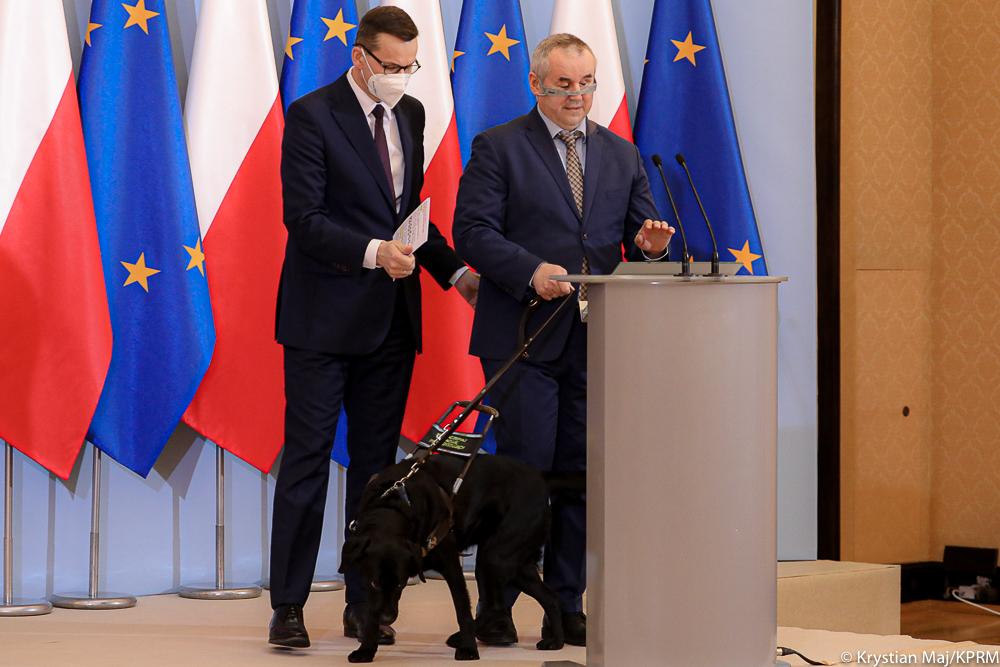 Mateusz Morawiecki i Paweł Wdówik podczas konferencji w KPRM