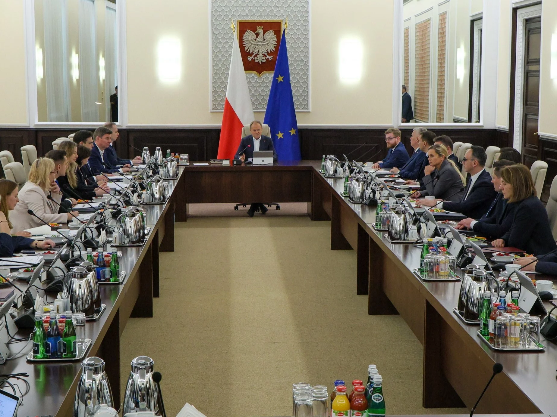 Premier Donald Tusk i ministrowie podczas posiedzenia rządu