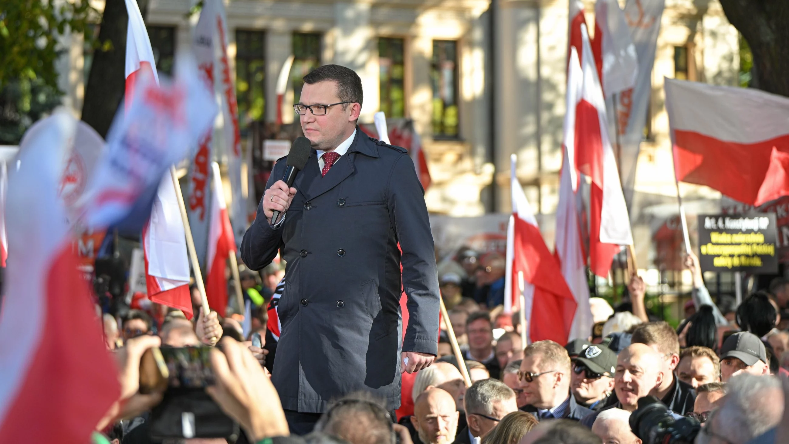 Szef gabinetu prezydenta RP Paweł Szefernaker na manifestacji przed Trybunałem Konstytucyjnym przeciwko działaniom Donalda Tuska