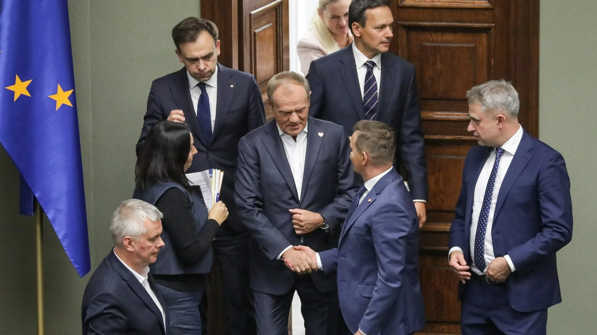 Premier Donald Tusk (C), wicepremier, minister cyfryzacji Krzysztof Gawkowski (P) i szef MSWiA Tomasz Siemoniak (3L) na sali plenarnej na posiedzeniu Sejmu