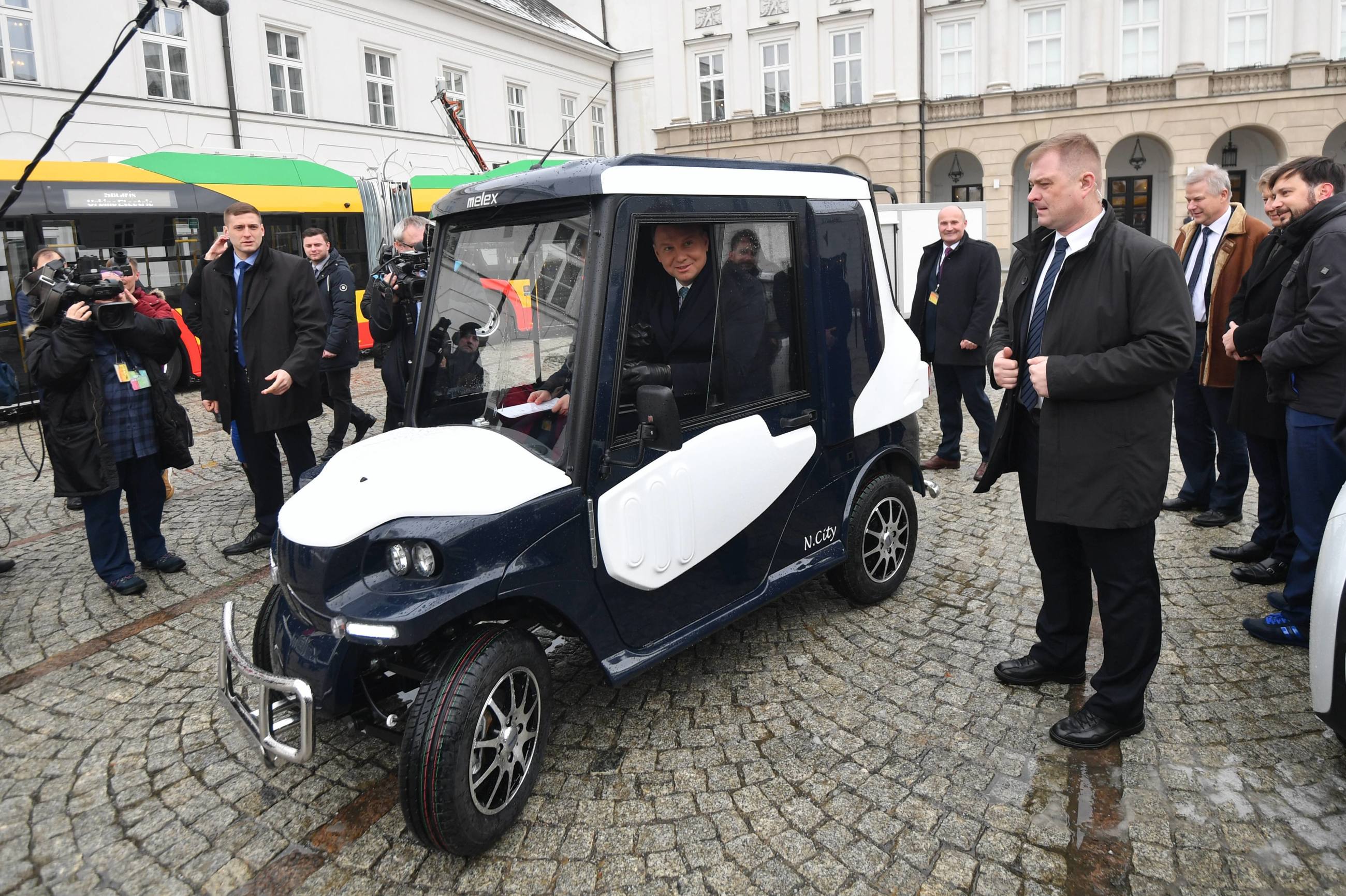 rezydent Andrzej Duda (C) podczas prezentacji pojazdów elektrycznych po konferencji „Technologie przyszłości. Elektromobilność”