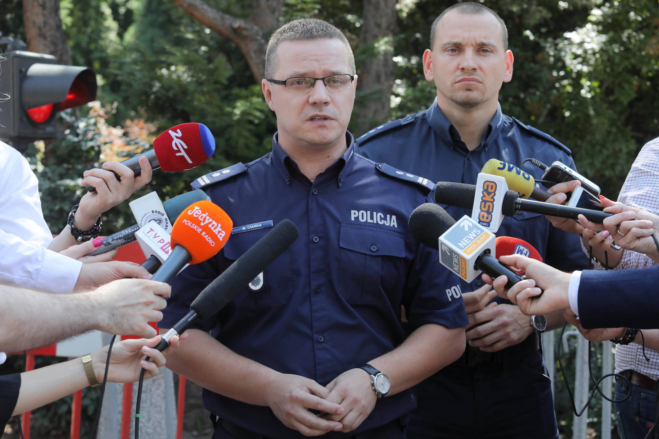 Rzecznik Komendanta Głównego Policji mł. insp. Mariusz Ciarka (C) oraz rzecznik Komendanta Stołecznego Policji kom. Sylwester Marczak (P)