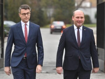 Rzecznik rządu Piotr Mueller (L) oraz minister ds. europejskich Szymon Szynkowski vel Sęk