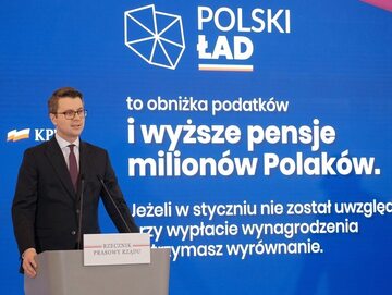 Rzecznik rządu Piotr Mueller podczas konferencji prasowej nt. programu Polski Ład.