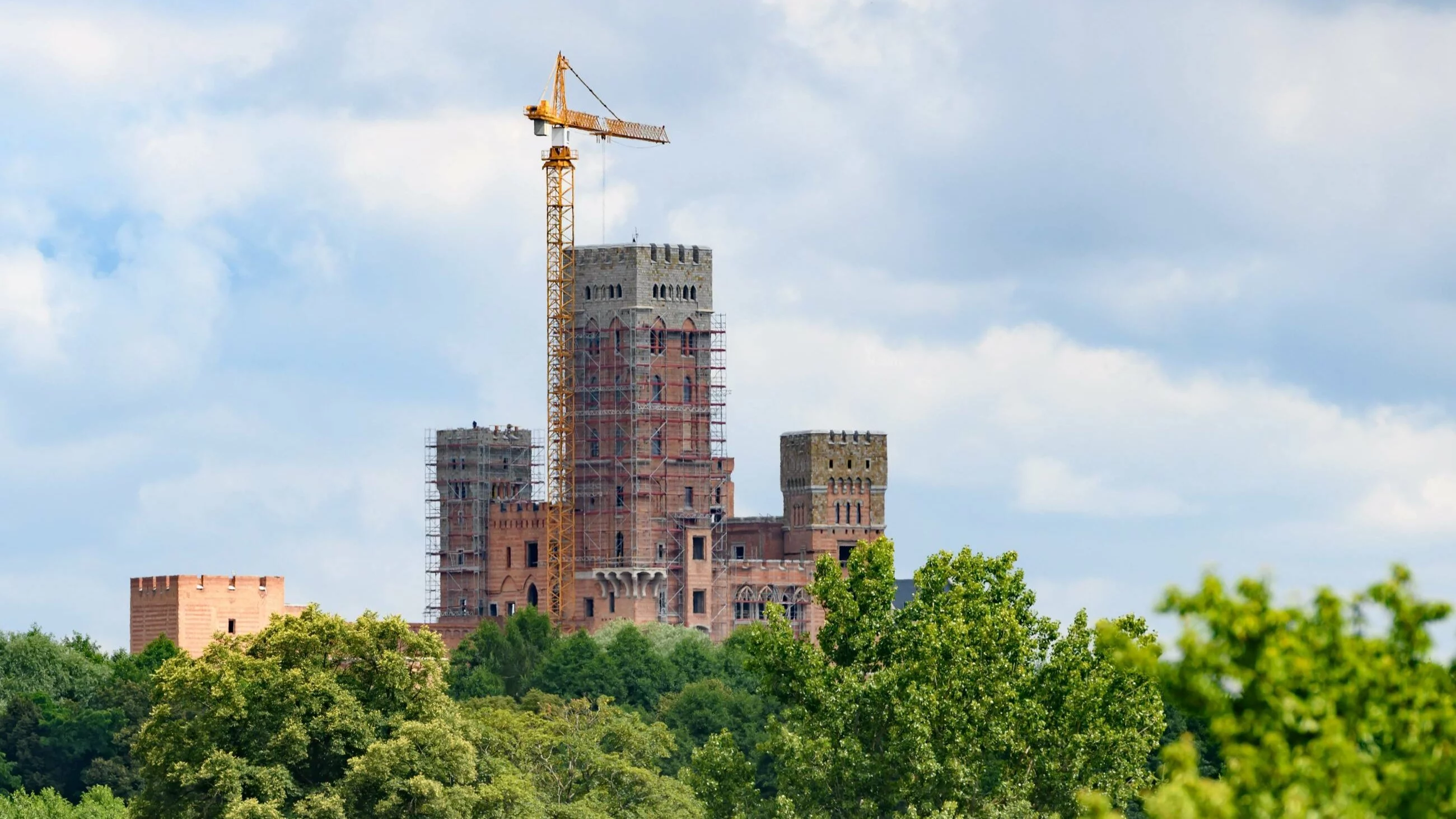 Budowa zamku w Stobnicy