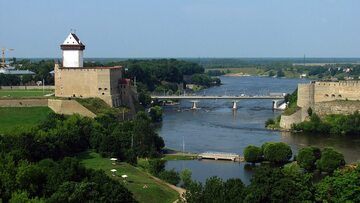 Rzeka Narwa w Narwie. Granica Estonii i Rosji