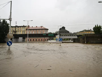 Rzeka Nysa Kłodzka zalała centrum Kłodzka