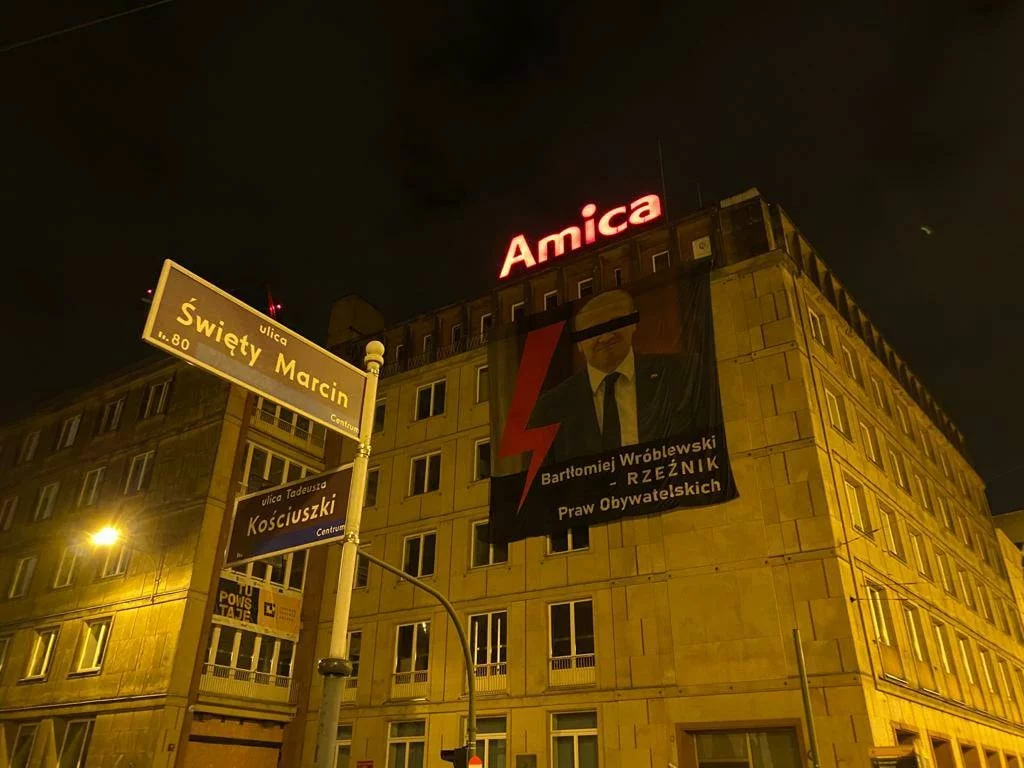 Baner z wizerunkiem Bartłomieja Wróblewskiego (PiS) w centrum Poznania