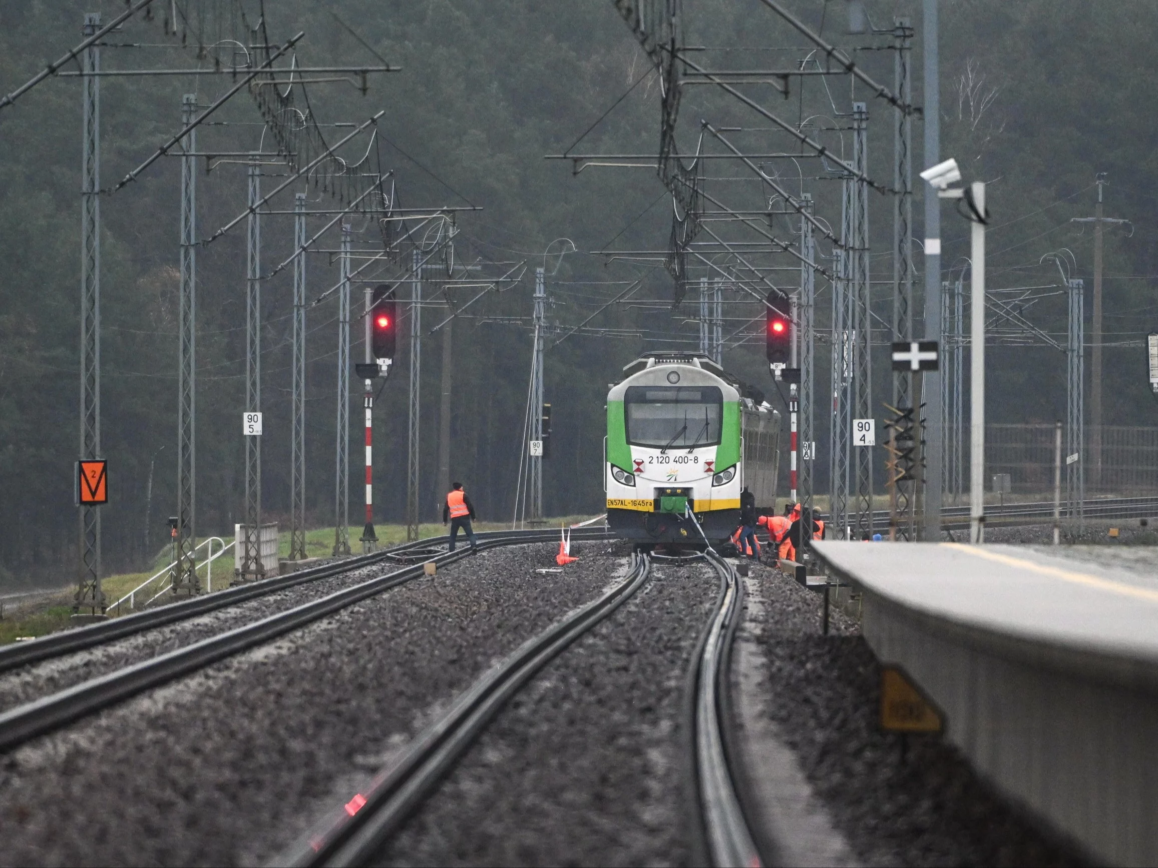 Działania służb przy zniszczonym fragmencie torowiska na trasie Dęblin-Warszawa przy stacji kolejowej Mika
