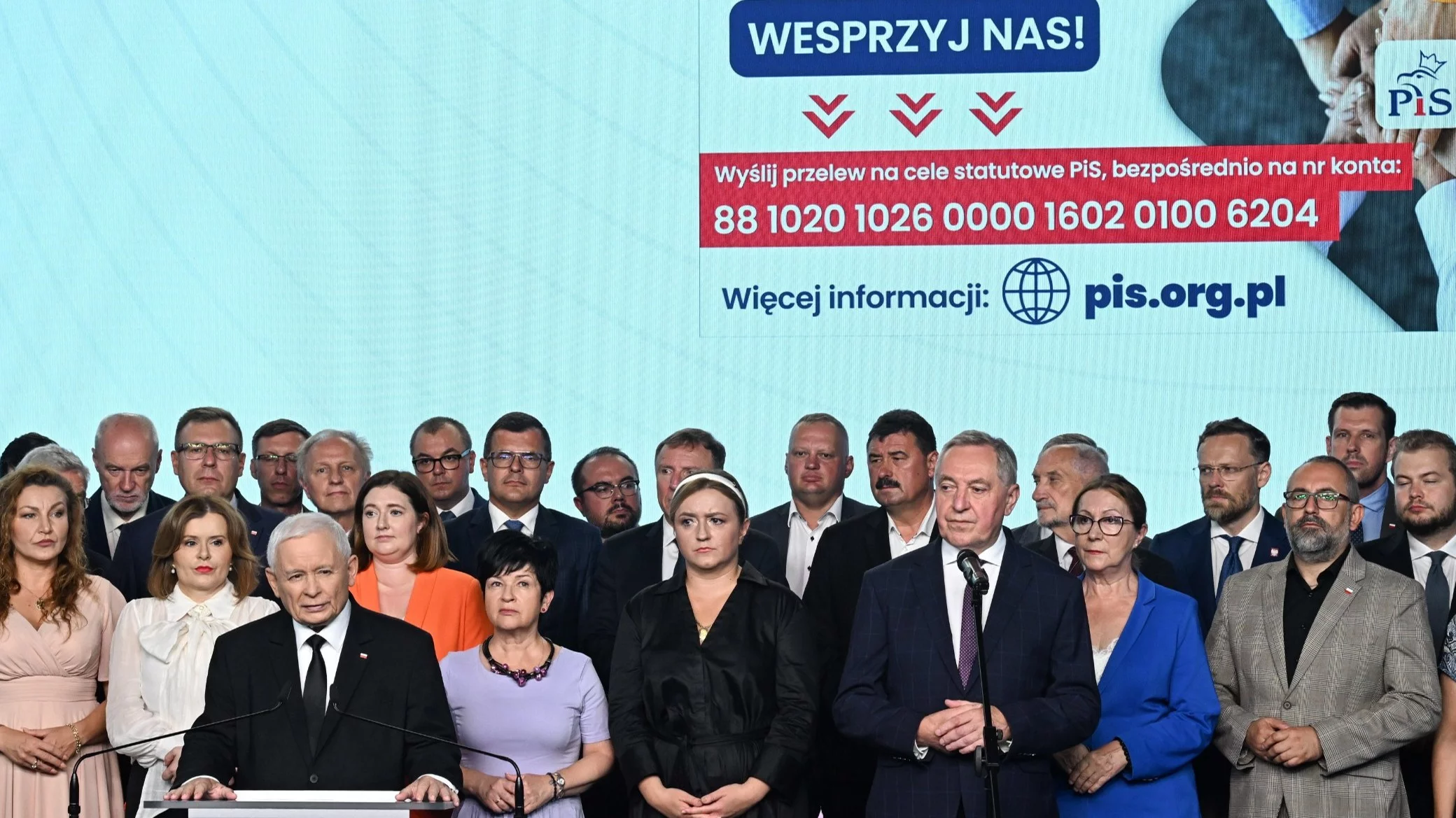 Prezes PiS Jarosław Kaczyński (L-front) oraz politycy partii podczas konferencji prasowej