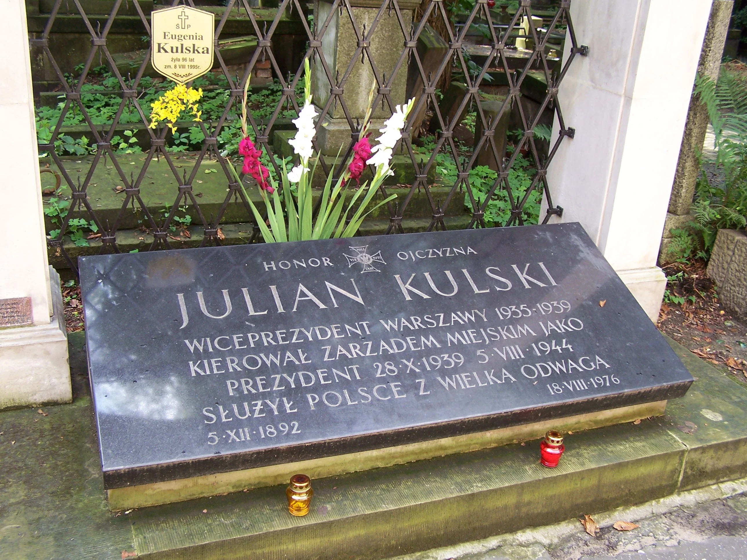 Grób Juliana Kulskiego na Cmentarz Powązkowskim
