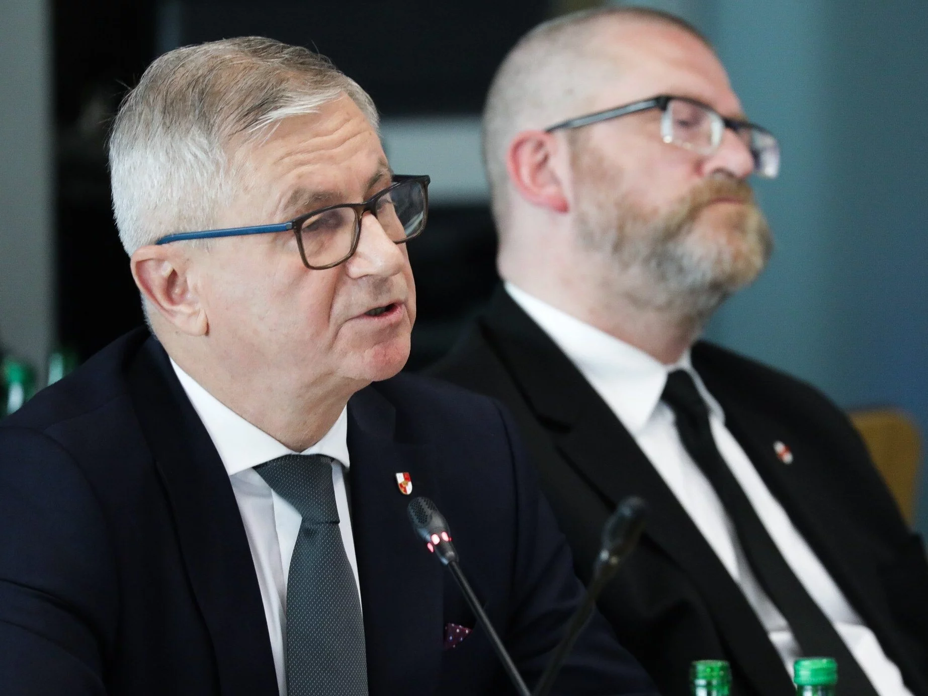 Poseł Włodzimierz Skalik (L) i europoseł Grzegorz Braun (P)