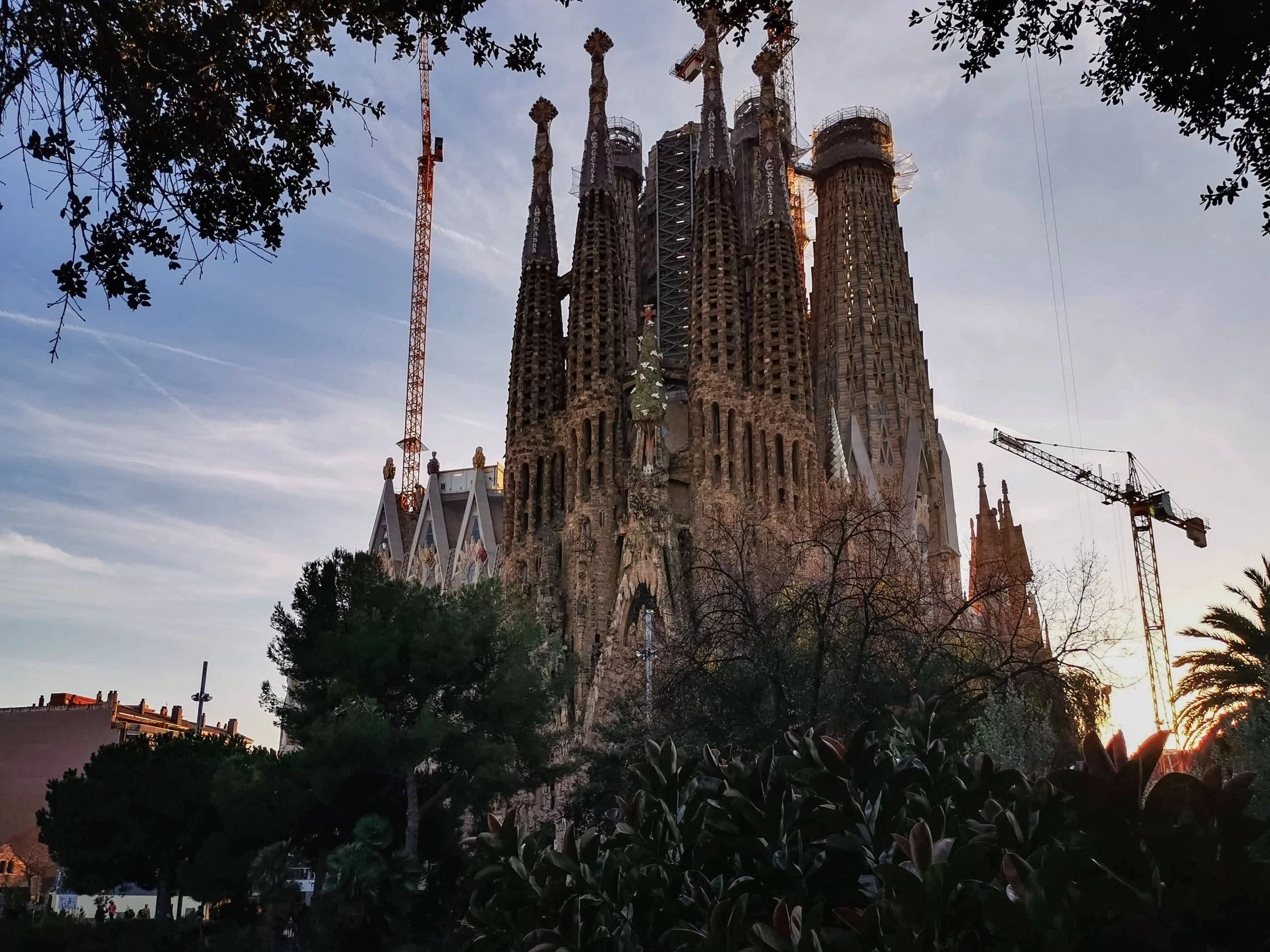 Sagrada Familia w czasie budowy najwyższej wieży