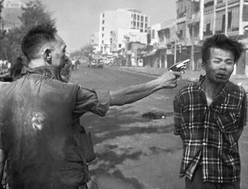 "Saigon Execution". Fotografia E. Adamsa przedstawiająca egzekucję członka Wietkongu, Nguyễn Văn Léma