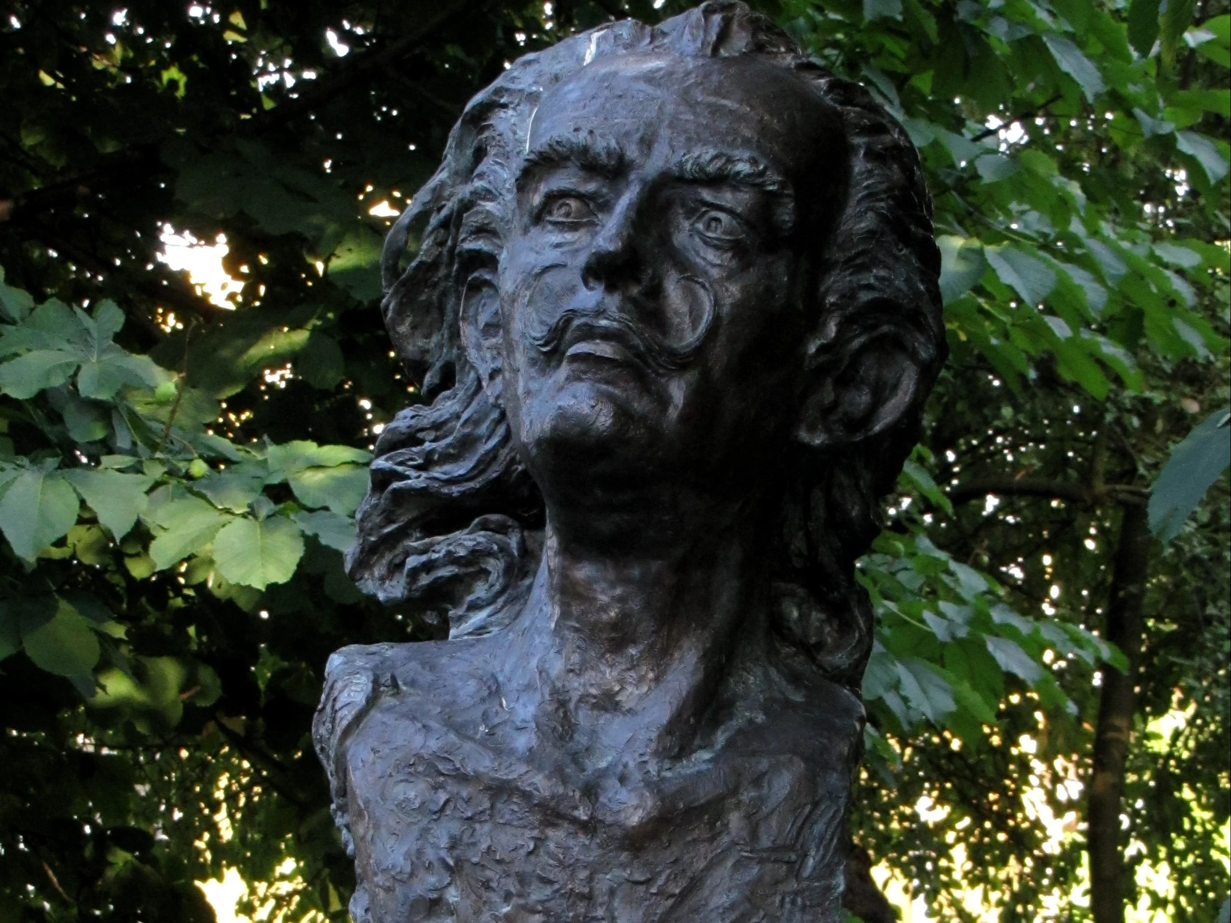 Popiersie Salvadora Dalí w Alei Sław na Skwerze Harcerskim w Kielcach