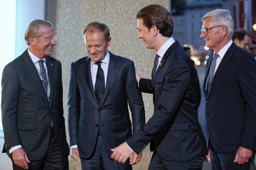 Salzburg. Przewodniczący Rady Europejskiej Donald Tusk (2L) i kanclerz Austrii Sebastian Kurz (2P) podczas powitania przed uroczystym obiadem.