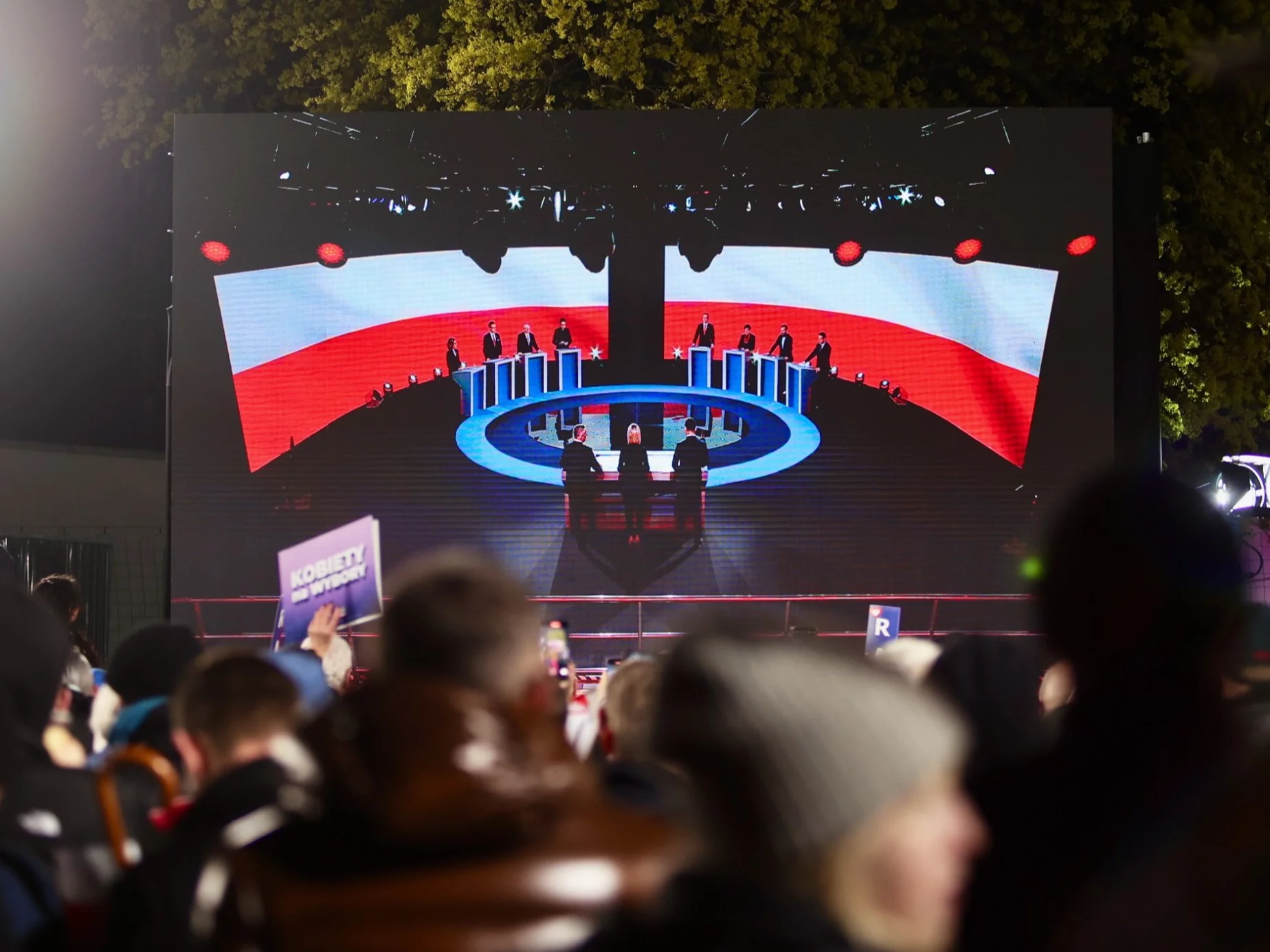 Ekran w Końskich, na którym wyświetlana była debata prezydencka transmitowana w TVP, TVN i Polsat News