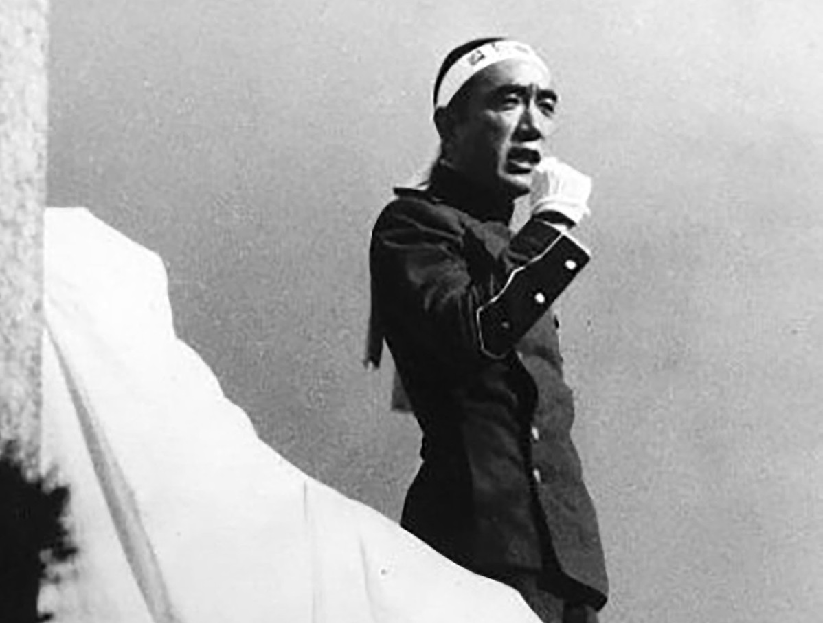 Yukio Mishima tuż przed popełnieniem harakiri.