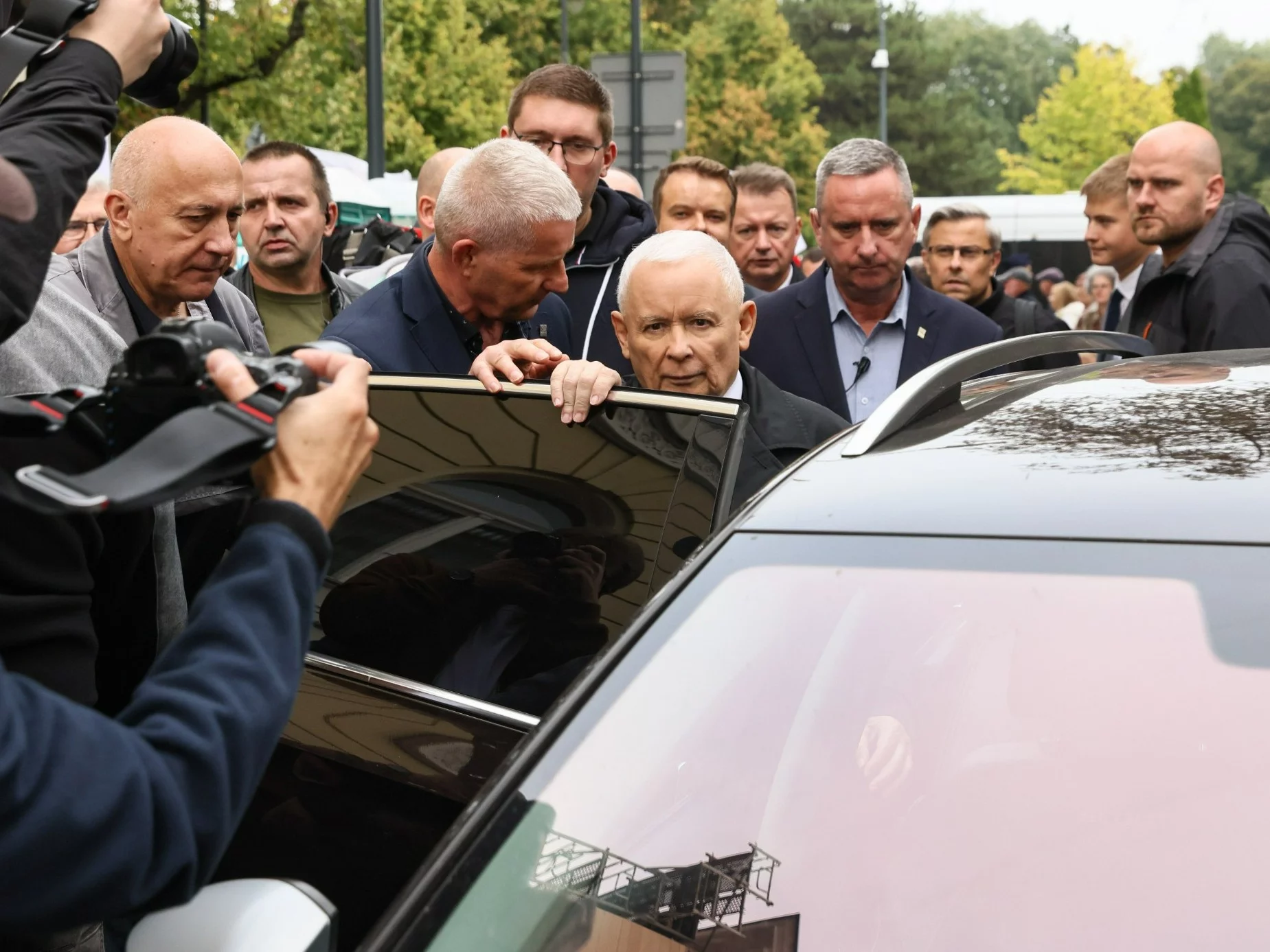 Prezes PiS Jarosław Kaczyński i europoseł PiS Joachim Brudziński (L) po proteście Prawa i Sprawiedliwości przed siedzibą Ministerstwa Sprawiedliwości w Warszawie