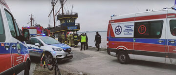 Samochód osobowy wpadł do kanału portowego w Dziwnowie