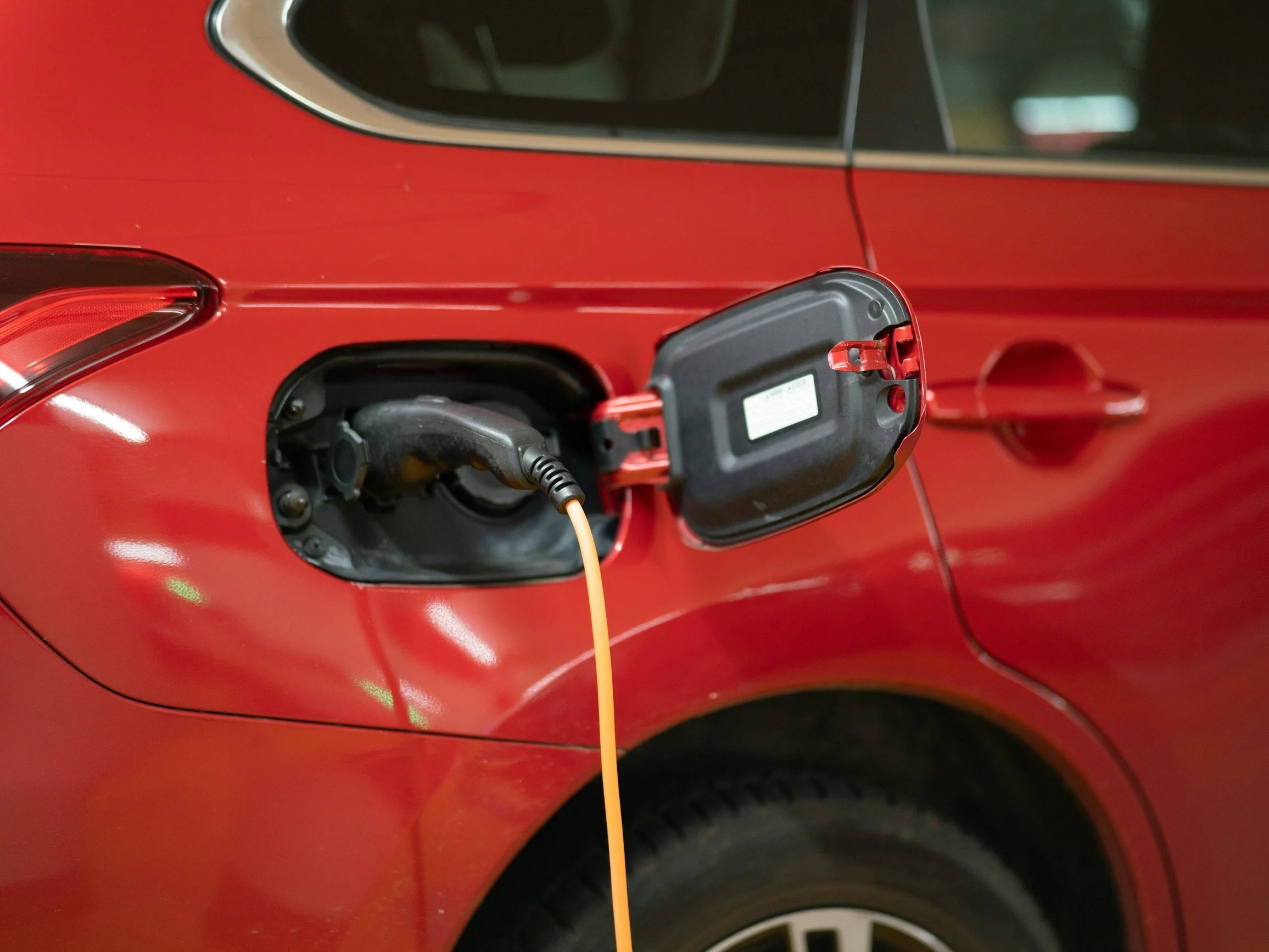 Czy Polacy chcą kupować samochody elektryczne? Są najnowsze dane