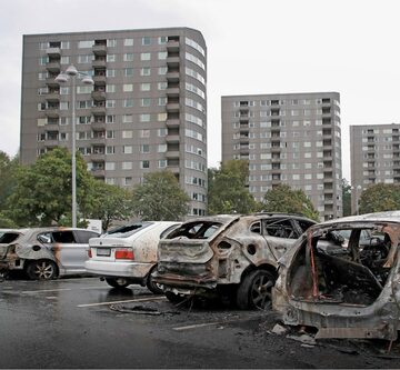 Samochody spalone podczas zamieszek w sierpniu 2018 r. w Göteborgu