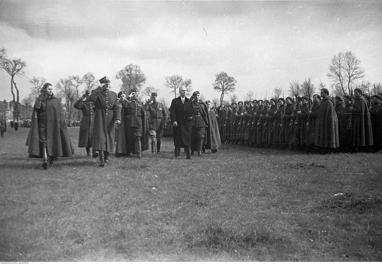 Prezydent RP Władysław Raczkiewicz, premier gen. Władysław Sikorski i płk Zygmunt Bohusz-Szyszko podczas przeglądu pododdziałów - uroczystość wręczenia sztandaru Samodzielnej Brygadzie Strzelców Podhalańskich