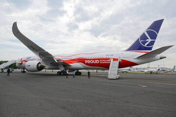 Samolot Boeing 787-9 pomalowany w biało-czerwone barwy