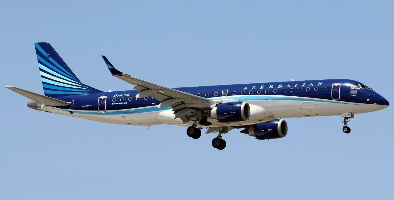 Samolot Embraer linii Azerbaijan Airlines