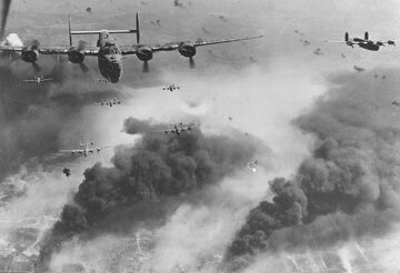 Samoloty Consolidated B-24 Liberator w akcji. Tego typu maszyny latały z pomocą dla Warszawy