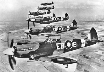 Samoloty Spitfire Mk XII należące do 41 Dywizjonu RAF w locie w połowie 1943 r.