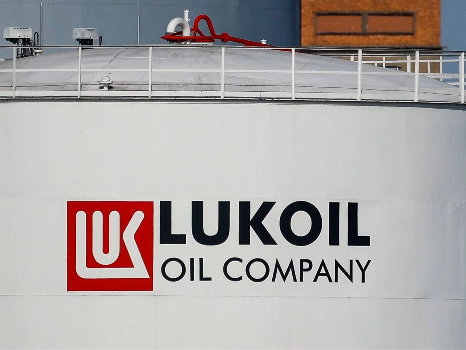 Sankcje Trumpa działają. Łukoil podjął trudną decyzję